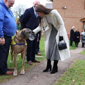 Le prince William, prince de Galles, et Catherine (Kate) Middleton, princesse de Galles, visitent le centre de désintoxication Brynawel à Llanharan, pour en savoir plus sur le travail qu'ils font pour soutenir ceux qui luttent contre les effets de la toxicomanie et de l'alcoolisme. Le 28 février 2023. 