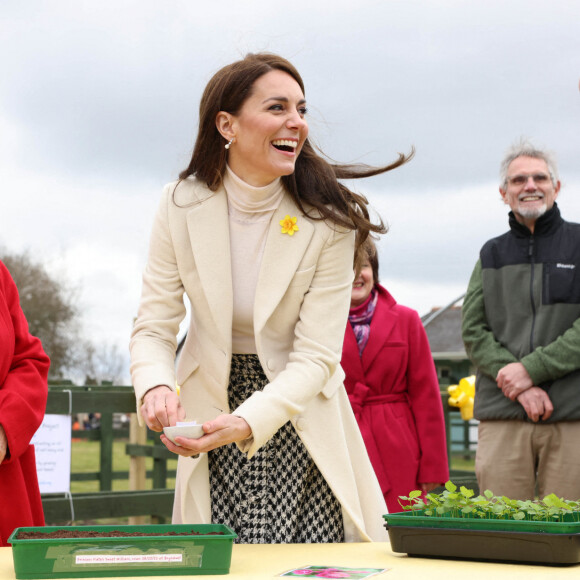 Elle a également fait du jardinage. 
Le prince William, prince de Galles, et Catherine (Kate) Middleton, princesse de Galles, visitent le centre de désintoxication Brynawel à Llanharan, pour en savoir plus sur le travail qu'ils font pour soutenir ceux qui luttent contre les effets de la toxicomanie et de l'alcoolisme. Le 28 février 2023. 