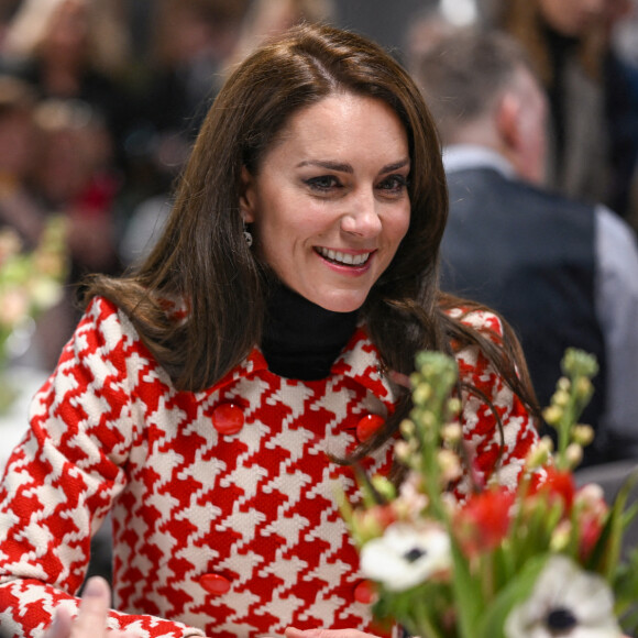 C'est, une fois de plus, dans une tenue très élégante, que Kate Middleton a fait son apparition samedi dernier dans les tribunes du match de rugby des Six Nations opposant le Pays de Galles à l'Angleterre, à Cardiff.
Le prince de Galles, patron de la Welsh Rugby Union (WRU), et la princesse de Galles, patron de la Rugby Football Union, assisteront au match des Six Nations opposant le Pays de Galles à l'Angleterre au stade Millenium.