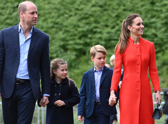 "Ils essaient de lui apprendre les règles. Ils les déplacent pour leur confiance. Parce qu'il est grand, il a le physique", a déclaré sa maman pour l'hebdomadaire.
Le prince William, duc de Cambridge, et Catherine (Kate) Middleton, duchesse de Cambridge, accompagnés de leurs enfants, le prince George de Cambridge et la princesse Charlotte de Cambridge en visite au château de Cardiff, Royaume Uni, le 4 juin 2022, à l'occasion du jubilé de platine de la reine d'Angleterre.