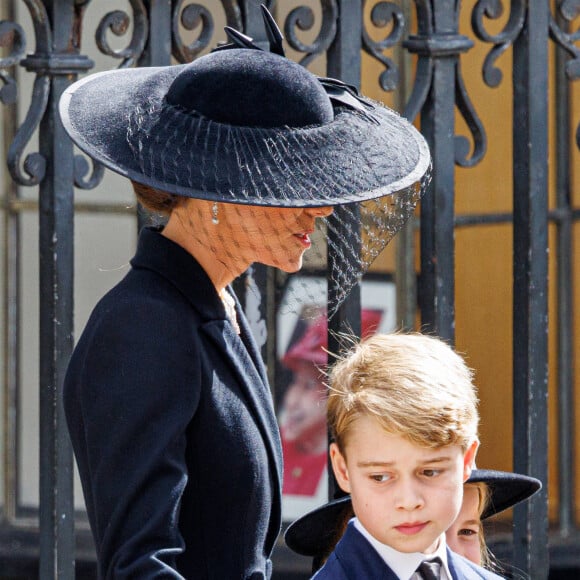 Et d'après les dernières révélations du magazine Hello, c'est le prince George qui serait désormais très intéressé par cette discipline.
Catherine (Kate) Middleton, princesse de Galles,, Le prince George de Galles et La princesse Charlotte de Galles - Funérailles d'Etat de la reine Elizabeth II d'Angleterre, à Londres, Royaume Uni, le 19 septembnre 2022. 