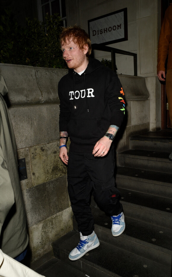 Ed Sheeran quitte un restaurant à 4 heures du matin à Manchester le 12 juin 2022. 