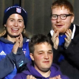 Ed Sheeran et sa femme Cherry Seaborn assistent à un match de foot à Ipswich, opposant l'équipe locale à celle des Wycombe Wanderers, le 26 novembre 2019. Le chanteur est un fervent supporter du club d'Ipswich. 