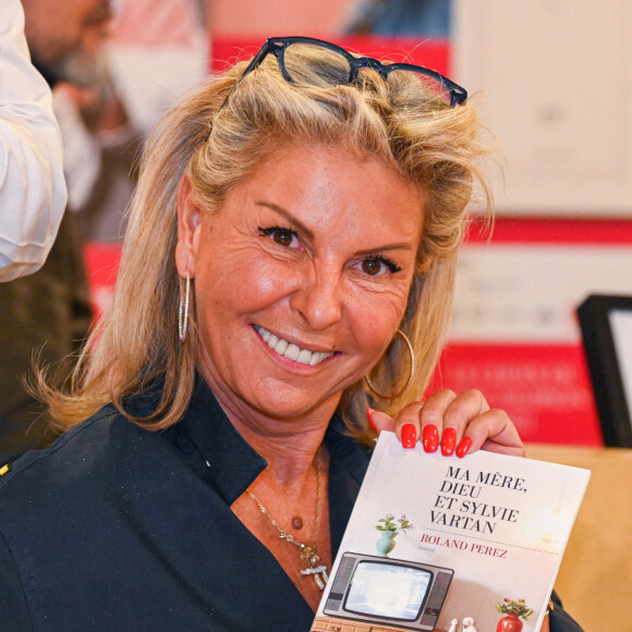 Alexandre a néanmoins passé un an et demi alité.
Exclusif - Caroline Margeridon dédicace son livre "Libre!" à la librairie Filigranes à Bruxelles le 15 novembre 2021. © Frédéric Andrieu / Bestimage