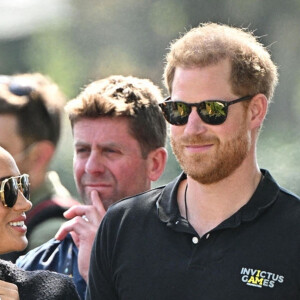 Pour beaucoup, cette décision "sonne la fin du temps de Harry et Meghan au Royaume-Uni" et prouve qu'ils n'ont aucun pouvoir
Le prince Harry et Meghan Markle lors du "Land Rover Challenge" au premier jour des Invictus Games 2020 à La Haye, le 16 avril 2022. 