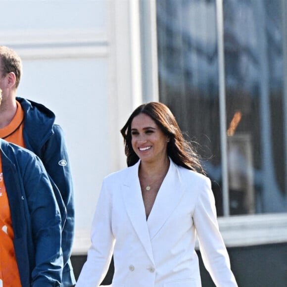 Le prince Harry, duc de Sussex, et Meghan Markle, duchesse de Sussex assistent à un engagement à la veille des Jeux Invictus 2020 aux Pays-Bas, à La Haye, le 15 avril 2022. 