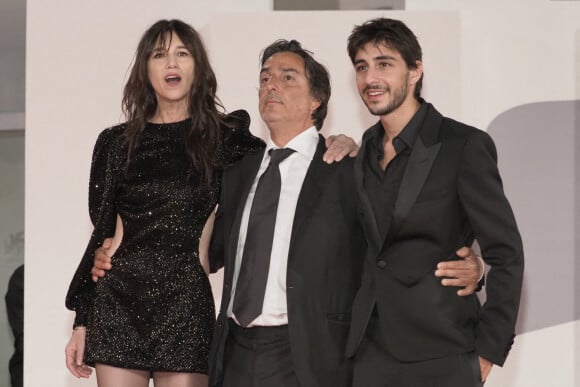  "Fams+dogs", a légendé le jeune acteur.
Charlotte Gainsbourg, son compagnon Yvan Attal et leur fils Ben à la première de "Les Choses Humaines" au 78ème Festival International du Film de Venise (Mostra), le 9 septembre 2021. 