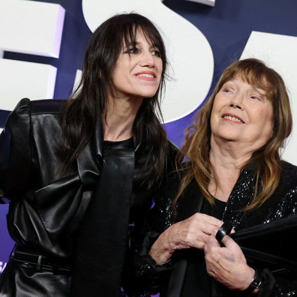 Charlotte Gainsbourg et sa mère Jane Birkin au photocall de la 48ème cérémonie des César à l'Olympia à Paris le 24 février 2023 © Dominique Jacovides / Olivier Borde / Bestimage 