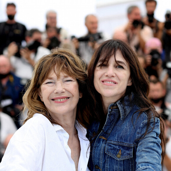Jane Birkin (habillée en Celine), Charlotte Gainsbourg au photocall du film Jane par Charlotte (Cannes première) lors du 74ème festival international du film de Cannes le 8 juillet 2021 © Borde / Jacovides / Moreau / Bestimage 