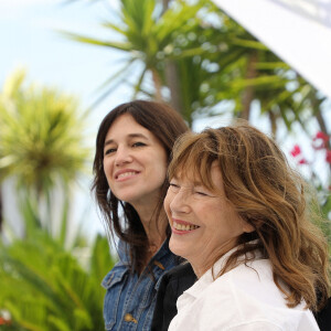 Jane Birkin (habillée en Celine), Charlotte Gainsbourg au photocall du film Jane par Charlotte (Cannes première) lors du 74ème festival international du film de Cannes le 8 juillet 2021 © Borde / Jacovides / Moreau / Bestimage 