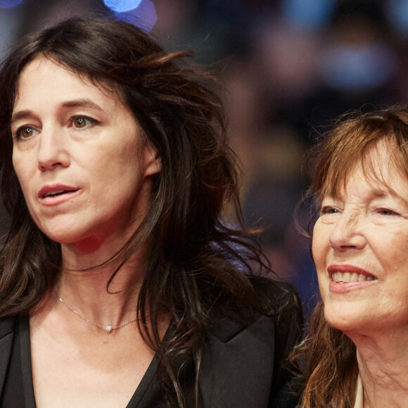 Charlotte Gainsbourg a laissé derrière elle sa maman Jane, non sans culpabiliser comme elle l'a fait savoir dans les colonnes du magazine "Marie Claire"
Charlotte Gainsbourg et sa mère Jane Birkin - Montée des marches du film "Jane par Charlotte" lors du 74ème Festival International du Film de Cannes. Le 7 juillet 2021 © Borde-Jacovides-Moreau / Bestimage 