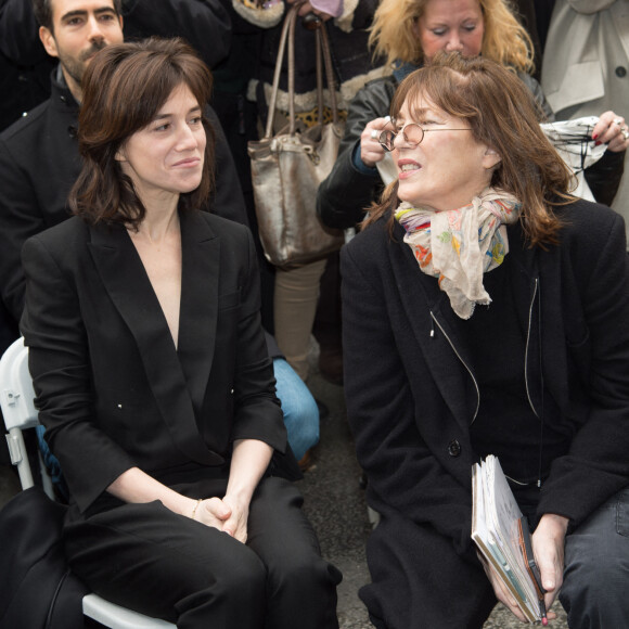Charlotte Gainsbourg et sa mère Jane Birkin - Cérémonie d'inauguration de la plaque commémorative en l'honneur de Serge Gainsbourg, au 11 bis Rue Chaptal (où le chanteur passa une partie de son enfance), à Paris. Le 10 Mars 2016 