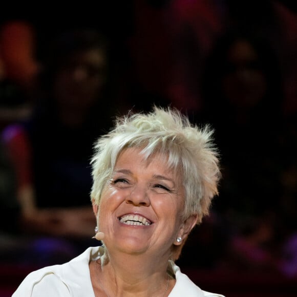 Exclusif - Mimie Mathy - Enregistrement des séquences de l'émission anniversaire "Elie Kakou, ben alors... 20 ans déjà" au Cirque d'hiver le 29 mai 2019. Depuis le Cirque d'Hiver, un lieu qui était fétiche pour lui, de nombreux artistes et personnalités rendront hommage à leur manière à Élie Kakou et nous diront ce que l'homme et l'artiste représentent pour eux. En juin 1999, l'humoriste et comédien Elie Kakou nous quittait, à l'âge de 39 ans. 20 ans après, cette émission, produite par Productions 13.34 et JYL Production, diffusée sur France 3 le vendredi 14 juin à 21 heures, sera l'occasion de revoir ses plus grands sketches devenus cultes "L'attachée de presse", "Madame Sarfati", "Les professeurs"... mais également de découvrir les témoignages de ceux qui l'ont connu, côtoyé et admiré, et de revenir sur les moments forts de sa carrière : Marseille, la ville de ses débuts, ses apparitions télé, l'aventure magique de La vérité si je mens !, les lettres de noblesse qu'il a donné à l'humour pied noir, l'inspiration qu'il a représenté pour certains, son amour de la danse, mais aussi de la mode... Happenings spécialement préparés pour cette émission, témoignages, chansons, reprises de sketches, documents rares... l'univers d'Élie Kakou sera mis à l'honneur ! © Romuald Meigneux / Bestimage