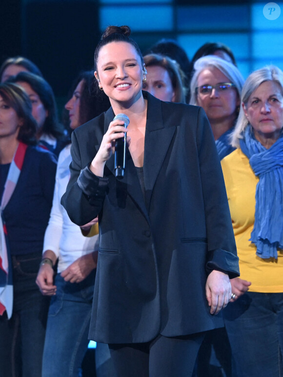 Anne Sila - Les personnalités se mobilisent lors de la 36ème édition du Téléthon sur le plateau de France 2, avec pour parrain K.Adams, le 3 décembre 2022. © Coadic GUIREC / Bestimage