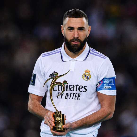 Karim Benzema du Real Madrid avec le trophée FIFA Fair Play lors de la coupe du monde des clubs opposant le Real Madrid au Al Hilal au stade Prince Moulay Abdellah à Rabat, Maroc, le 11 février 2023. Le Real a Gagné 5-3. © Marcio Machado/Zuma Press/Bestimage