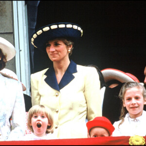 Sarah Ferguson et Lady Diana au balcon avec leurs enfants la princesse Beatrice et le prince Harry.