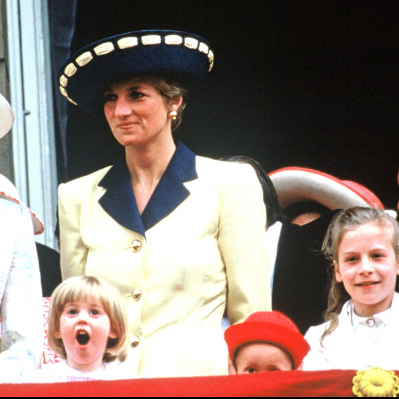 Sarah Ferguson et Lady Diana au balcon avec leurs enfants la princesse Beatrice et le prince Harry.