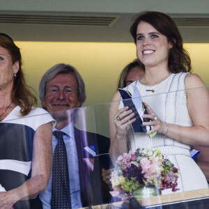 Il faut dire qu'elle est très proche de ses neveux.
Sarah Margaret Ferguson, duchesse d'York, Le prince Andrew, duc d'York et la princesse Eugenie d'York assistent à la Course hippique Queen's horse Dartmouth à Ascot, le 23 juillet 2016 