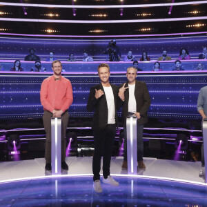 Comme d'habitude, 100 candidats sont venus tenter de remporter 100 000 euros.
Exclusif - Les 4 finalistes - Enregistrement de l'émission "100% Logique", présentée par C.Féraud et diffusée le 4 mars sur France 2 © Jack Tribeca / Bestimage C.Féraud revient avec le jeu événement 100 % logique : la réponse est sous vos yeux, le premier quiz qui ne teste pas la culture générale et les connaissances, mais la logique, le sens de l'observation et le bon sens des téléspectateurs ! Quels que soient son âge, son niveau d'études ou de connaissances, tout le monde peut participer. Un enfant de 10 ans a autant de chance de gagner qu'un adulte de 80 ans, car, pour chaque question, la réponse est " sous vos yeux ", mais encore faut-il la voir !   100 candidats s'affrontent pour tenter d'aller le plus loin possible dans le jeu et décrocher la cagnotte pouvant grimper jusqu'à 100 000 €. Ils vont devoir répondre à une série de questions : de la plus facile (celle à laquelle 95 % des Français peuvent répondre) à la plus difficile (celle à laquelle seulement 1 % de la population est capable de répondre).   En début d'émission, les 100 candidats reçoivent la somme de 1 000 €. Mais en cas de mauvaise réponse ils sont éliminés, et leurs 1000  € vont faire grimper la cagnotte globale de l'émission. Le dernier ou les derniers candidats en lice auront la possibilité de répondre à l'ultime question : celle à laquelle seulement 1 % de la population est capable de répondre, et de décrocher la cagnotte pouvant atteindre 100 000 €. Qui sera capable de déjouer tous les pièges, et d'arriver jusqu'à l'ultime question ? Ce quiz événement va permettre aux téléspectateurs de tester leur logique, leur bon sens, mais aussi de se mesurer à tous les autres membres de la famille !