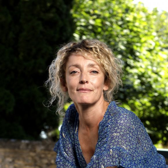 Elle a ainsi fait ses débuts dans l'émission Morning Live et a même joué dans le film culte Les Onze Commandements.
Rendez-vous avec Juliette Arnaud à Paris le 25 aout 2019. © Cédric Perrin/Bestimage