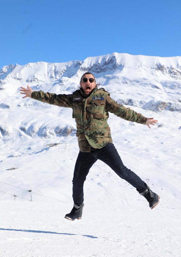 Michaël Youn - Photocall de l'équipe du film "BDE" dans le cadre du 26ème Festival de l'Alpe d'Huez le 21 janvier 2023. © Dominique Jacovides/Bestimage