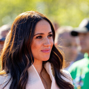 Le prince Harry et Meghan Markle assistent à la finale d'athlétisme, au deuxième jour des Invictus Games 2020 à La Haye, le 17 avril 2022. 