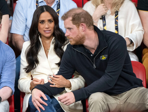 Meghan Markle ne s'est pas fait que des amis en témoignant et évoquant la présence du racisme au sein de la famille royale britannique
Le prince Harry et Meghan Markle assistent à la finale d'athlétisme, au deuxième jour des Invictus Games à La Haye.