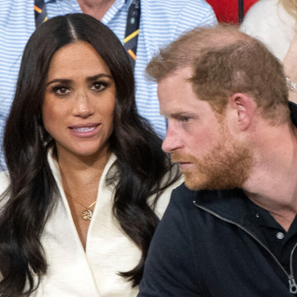 Meghan Markle ne s'est pas fait que des amis en témoignant et évoquant la présence du racisme au sein de la famille royale britannique
Le prince Harry et Meghan Markle assistent à la finale d'athlétisme, au deuxième jour des Invictus Games à La Haye.