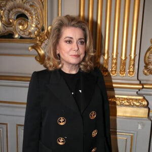 Catherine Deneuve était l'une des prestigieuses invitées du du défilé Louis Vuitton prêt-à-porter automne-hiver.
Catherine Deneuve - Front Row du défilé Louis Vuitton prêt-à-porter automne-hiver lors de la Fashion Week de Paris (PFW), à Paris  © Bertrand Rindoff/Bestimage