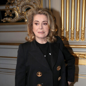 Catherine Deneuve - Front Row du défilé Louis Vuitton prêt-à-porter automne-hiver 2023/2024 lors de la Fashion Week de Paris (PFW), à Paris, France, le 6 mars 2023. © Bertrand Rindoff/Bestimage