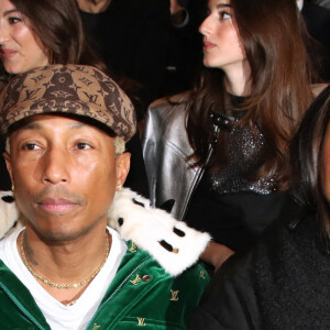 Pietro Beccari (PDG de Louis Vuitton), Pharrell Williams, Helen Lasichanh et leur filsRocket Ayer Williams - Front Row du défilé Louis Vuitton prêt-à-porter automne-hiver 2023/2024 lors de la Fashion Week de Paris (PFW), à Paris, France, le 6 mars 2023. © Bertrand Rindoff/Bestimage