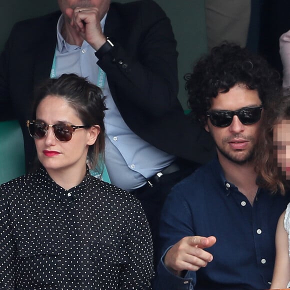 Elle qui est pourtant en couple avec son compagnon Christophe depuis de nombreuses années.
Marie Gillain, son compagnon Christophe Degli Esposti et leur fille Vega - People dans les tribunes des Internationaux de France de Tennis de Roland Garros à Paris. Le 9 juin 2018 © Cyril Moreau / Bestimage 