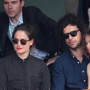 Elle est en effet maman de deux adolescentes, Dune (18 ans) et Vega (12 ans). 
Marie Gillain, son compagnon Christophe Degli Esposti et leur fille Vega - People dans les tribunes des Internationaux de France de Tennis de Roland Garros à Paris. Le 9 juin 2018 © Cyril Moreau / Bestimage 