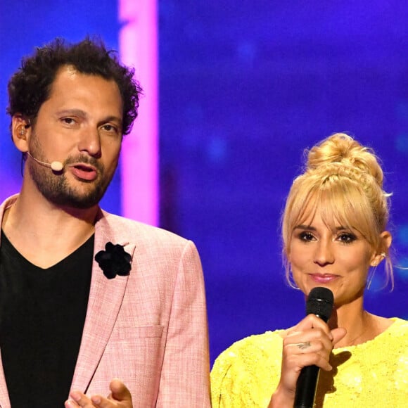 Exclusif - Eric Antoine et Elodie Gossuin durant l'enregistrement de l'émission de télévision "La Grande Battle Musicale", dans le théâtre antique d'Orange, diffusée le 18 août sur M6. Le 16 mai 2022. Cette émission présentée par le magicien-humoriste E.Antoine met en compétition deux équipes, les Violets et les Jaunes, composées par le public, et 4 personnalités dans chaque camp, qui devront s'affronter dans différentes épreuves où la musique est le fil conducteur. Dans l'équipe Violette, on a comme capitaine J.Anthony, avec R.Legrain-Trapani, C.Lacourt et S.Ferjani et pour l'équipe Jaune, c'est E.Gossuin qui est capitaine, avec D.Jacksman, V.Guide et J.L.Lemoine. © Bruno Bebert / Bestimage 