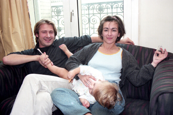 Archives - Exclusif - Rendez-vous avec Bernard Yerlès avec sa femme Laetitia Reva et leur fils Nathan. Octobre 1995 © Jean-Claude Woestelandt / Bestimage  