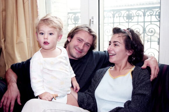 Archives - Exclusif - Rendez-vous avec Bernard Yerlès avec sa femme Laetitia Reva et leur fils Nathan. Octobre 1995 © Jean-Claude Woestelandt / Bestimage