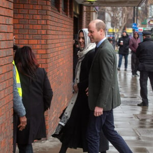 La maman de 3 enfants portait une robe Alexander McQueen noire assortie à un long manteau. En clin d'oeil à la communauté musulmane, elle avait accompagné sa tenue d'une étole XXL noire et blanche qu'elle avait ajustée en voile
Le prince William, prince de Galles, et Catherine (Kate) Middleton, princesse de Galles, arrivent au centre Hayes Muslim pour une visite pour voir le travail de secours en Turquie et en Syrie par diverses ONG à Londres, Royaume Unis, le 8 mars 2023. © Tayfun Salci/Zuma Press/Bestimage 