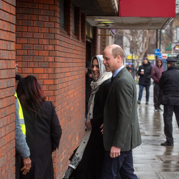 La maman de 3 enfants portait une robe Alexander McQueen noire assortie à un long manteau. En clin d'oeil à la communauté musulmane, elle avait accompagné sa tenue d'une étole XXL noire et blanche qu'elle avait ajustée en voile
Le prince William, prince de Galles, et Catherine (Kate) Middleton, princesse de Galles, arrivent au centre Hayes Muslim pour une visite pour voir le travail de secours en Turquie et en Syrie par diverses ONG à Londres, Royaume Unis, le 8 mars 2023. © Tayfun Salci/Zuma Press/Bestimage 