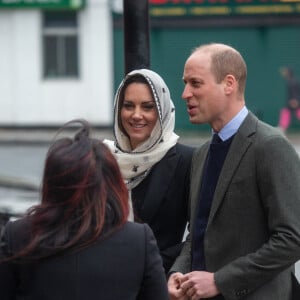 Le couple avait fait part de sa détresse trois jours après l'événement sur Twitter : "Nous avons été horrifiés de voir ces déchirantes images de la Turquie et de la Syrie au lendemain des tremblements de terre qui ont eu lieu cette semaine. Nos pensées vont aux communautés touchées et nous sommes heureux d'appuyer Dec Appeal, une campagne qui apporte son aide aux interventions déployées sur ces terrains sinistrés"
Le prince William, prince de Galles, et Catherine (Kate) Middleton, princesse de Galles, arrivent au centre Hayes Muslim pour une visite pour voir le travail de secours en Turquie et en Syrie par diverses ONG à Londres, Royaume Unis, le 8 mars 2023. © Tayfun Salci/Zuma Press/Bestimage 