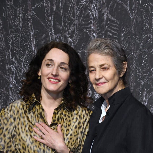 Eva Jospin et Charlotte Rampling - Vernissage de l'exposition Ruinart "Promenade en Champagne" au Carreau du Temple à Paris. Le 9 mars 2023 © Giancarlo Gorassini / Bestimage