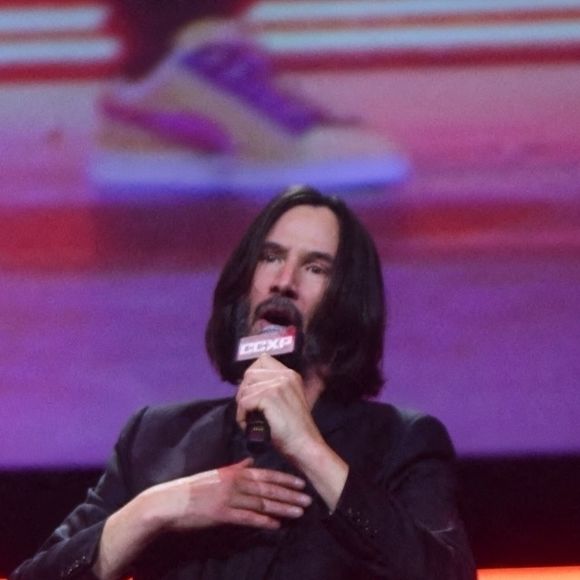 Keanu Reeves s'incline, la face contre le sol, pour remercier ses fans lors du Comic Con à Sao Paulo (CCXP), le 3 décembre 2022. 
