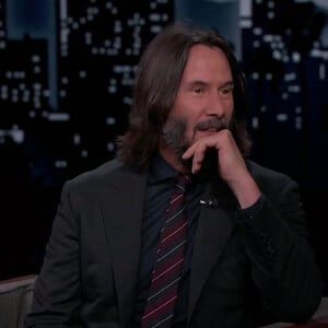 Keanu Reeves est surpris par de vieilles séquences d'interview datant de l'époque où il était un acteur débutant, lors de son passage au Jimmy Kimmel Live ! 