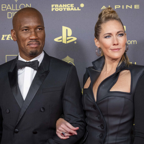 Didier Drogba et Sandy Héribert - Photocall de la cérémonie du Ballon d'Or 2021 au Théâtre du Châtelet le 29 novembre 2021. © Cyril Moreau/Bestimage