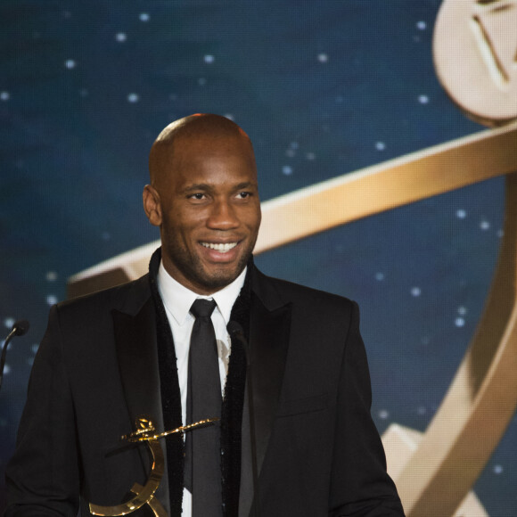 Bientôt père pour la quatrième fois, Didier Drogba va certainement passer un très bon anniversaire !
 
Didier Drogba recevant le trophée d'Honneur lors de la remise des trophées lors de la 28ème cérémonie des trophées UNFP au Pavillon d'Armenonville à Paris, France, le 19 mai 2019.
