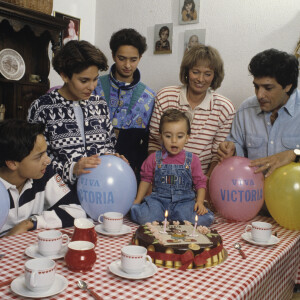 En Belgique, chez lui près de Liège, rendez-vous avec Frédéric François, sa femme Monique et leurs enfants, Vincent, Gloria et Anthony. Février 1992. © Jean Lenoir via Bestimage