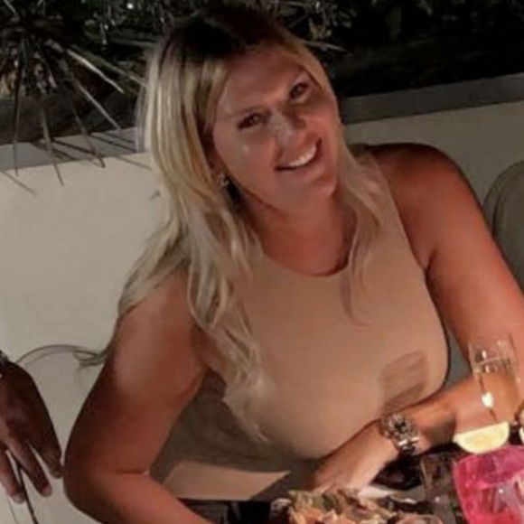 Sur la première photo, elle se dévoile au restaurant, beaucoup plus en forme et avec une poitrine très généreuse.
Amélie Neten a dévoilé un avant/après sur son compte Instagram.