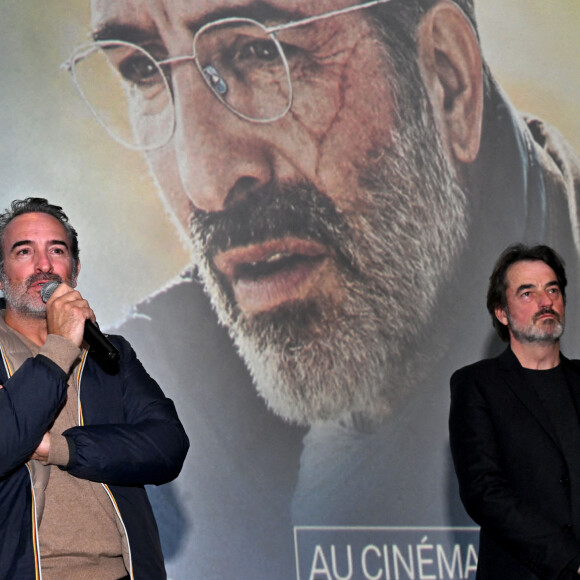 Jean Dujardin et Denis Imbert lors de l'avant-première du film "Les Chemins Noirs" réalisé par Denis Imbert, au cinéma Pathé Gare du Sud à Nice, le 26 janvier 2023. Ce film adapté d'un roman de Sylvain Tesson, raconte le voyage d'un écrivain à travers la France rurale, du Mercantour au Cotentin. Il sortira en salle le 22 mars. © Bruno Bebert/Bestimage 