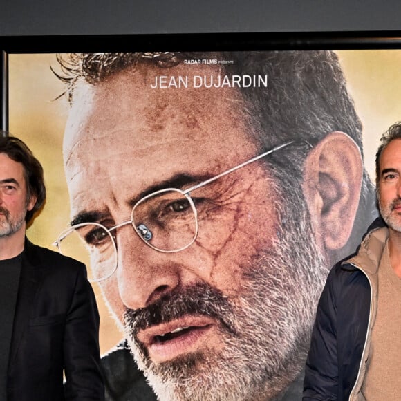 Denis Imbert et Jean Dujardin lors de l'avant-première du film "Les Chemins Noirs" réalisé par Denis Imbert, au cinéma Pathé Gare du Sud à Nice, le 26 janvier 2023. Ce film adapté d'un roman de Sylvain Tesson, raconte le voyage d'un écrivain à travers la France rurale, du Mercantour au Cotentin. Il sortira en salle le 22 mars. © Bruno Bebert/Bestimage 