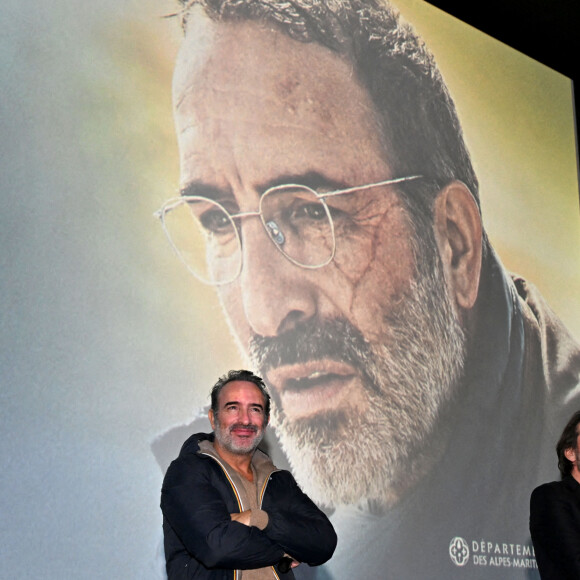 Jean Dujardin, Denis Imbert et le producteur Clément Miserez lors de l'avant-première du film "Les Chemins Noirs" réalisé par Denis Imbert, au cinéma Pathé Gare du Sud à Nice, le 26 janvier 2023. Ce film adapté d'un roman de Sylvain Tesson, raconte le voyage d'un écrivain à travers la France rurale, du Mercantour au Cotentin. Il sortira en salle le 22 mars. © Bruno Bebert/Bestimage 