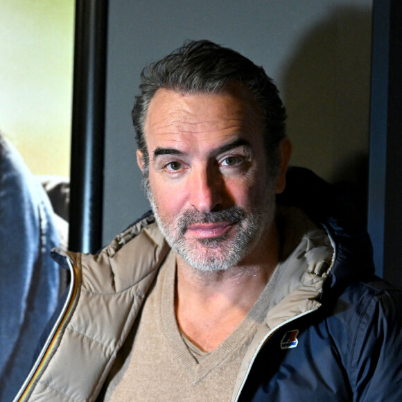 Semi-exclusif - Jean Dujardin lors de l'avant-première du film "Les Chemins Noirs", dans lequel il a le rôle principal, réalisé par Denis Imbert, au cinéma Pathé Gare du Sud à Nice, le 26 janvier 2023. Ce film adapté d'un roman de Sylvain Tesson, raconte le voyage d'un écrivain à travers la France rurale, du Mercantour au Cotentin. Il sortira en salle le 22 mars. © Bruno Bebert/Bestimage  Semi-exclusive - Preview of the film "Les Chemins Noirs", in which he has the main role, directed by Denis Imbert, at the Pathé Gare du Sud cinema in Nice, January 26, 2023.